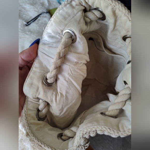 Woven drawstring bucket crossbody bag - Picture 6 of 9